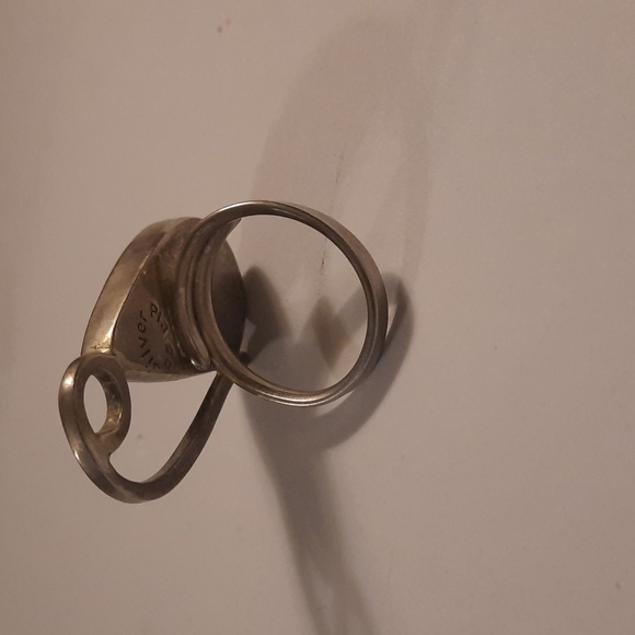 Adjustable silver plated cream and brown stone ring - Picture 3 of 6